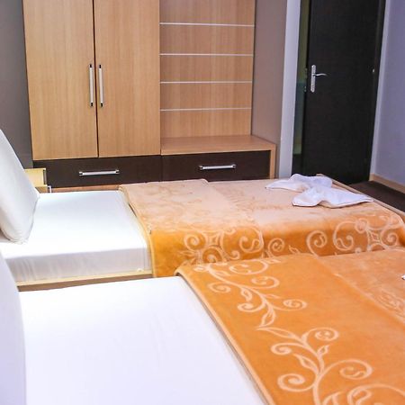Hotel Vila Aeroport Rinas 外观 照片