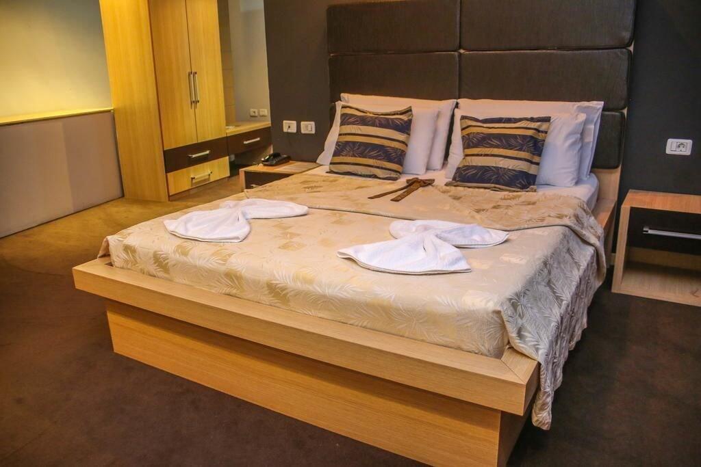 Hotel Vila Aeroport Rinas 外观 照片