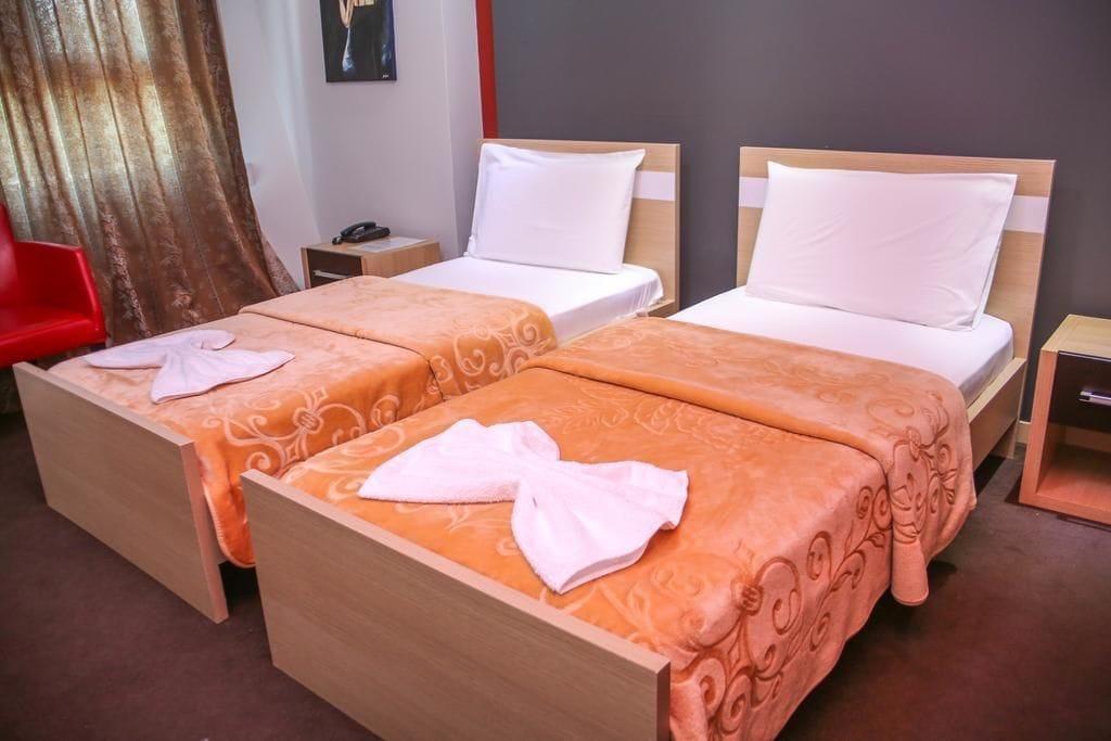 Hotel Vila Aeroport Rinas 外观 照片