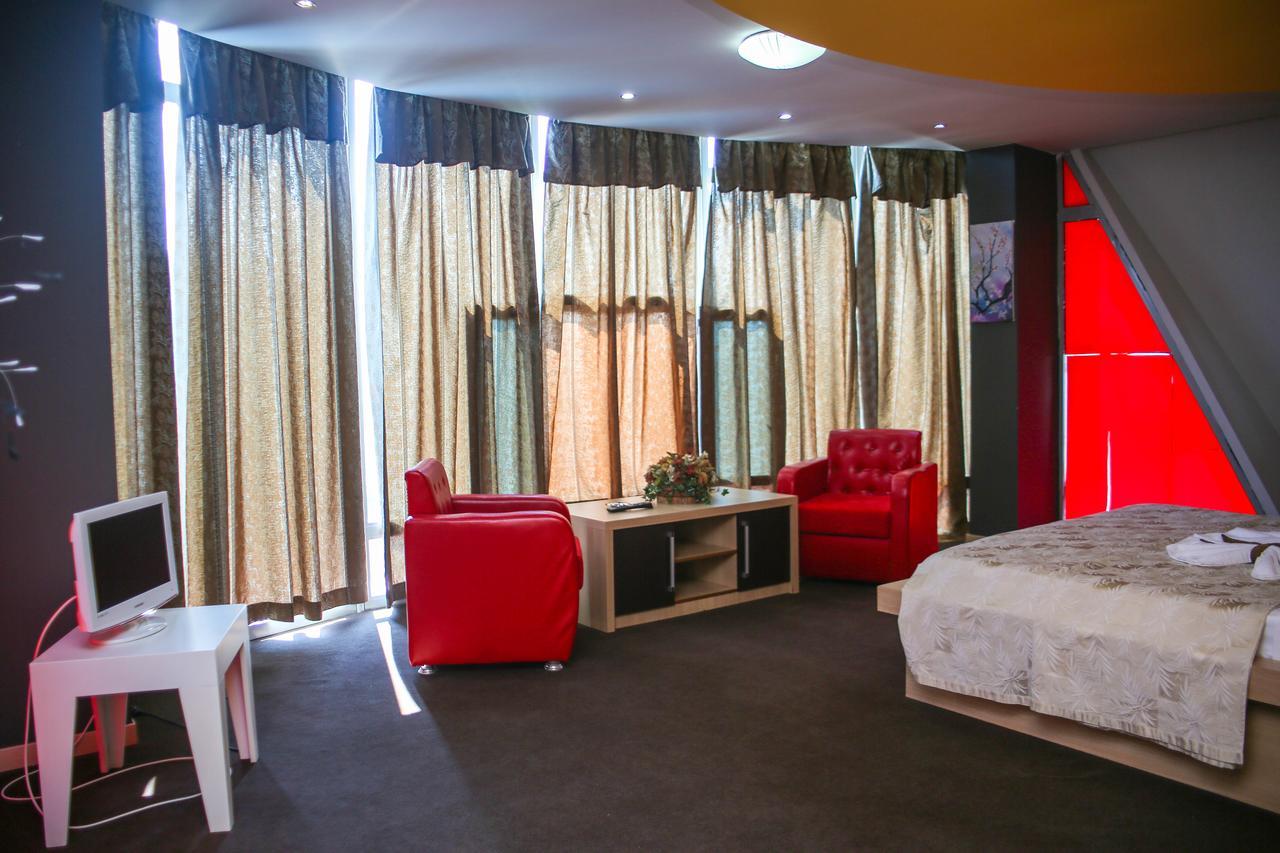 Hotel Vila Aeroport Rinas 外观 照片