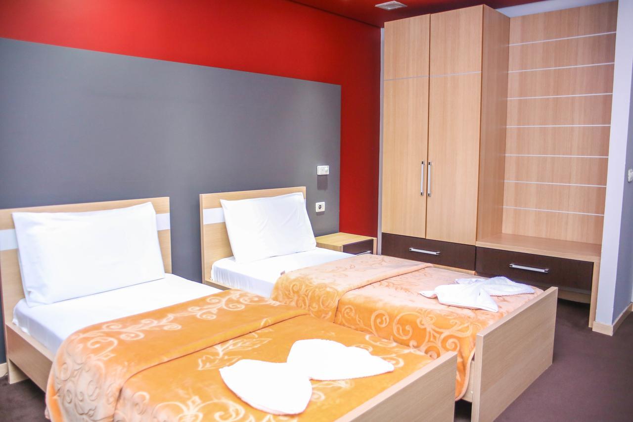 Hotel Vila Aeroport Rinas 外观 照片