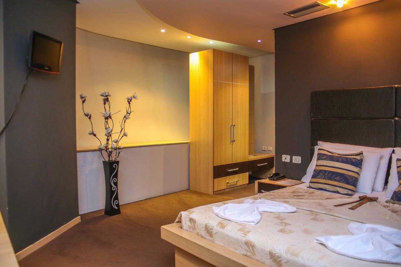 Hotel Vila Aeroport Rinas 外观 照片