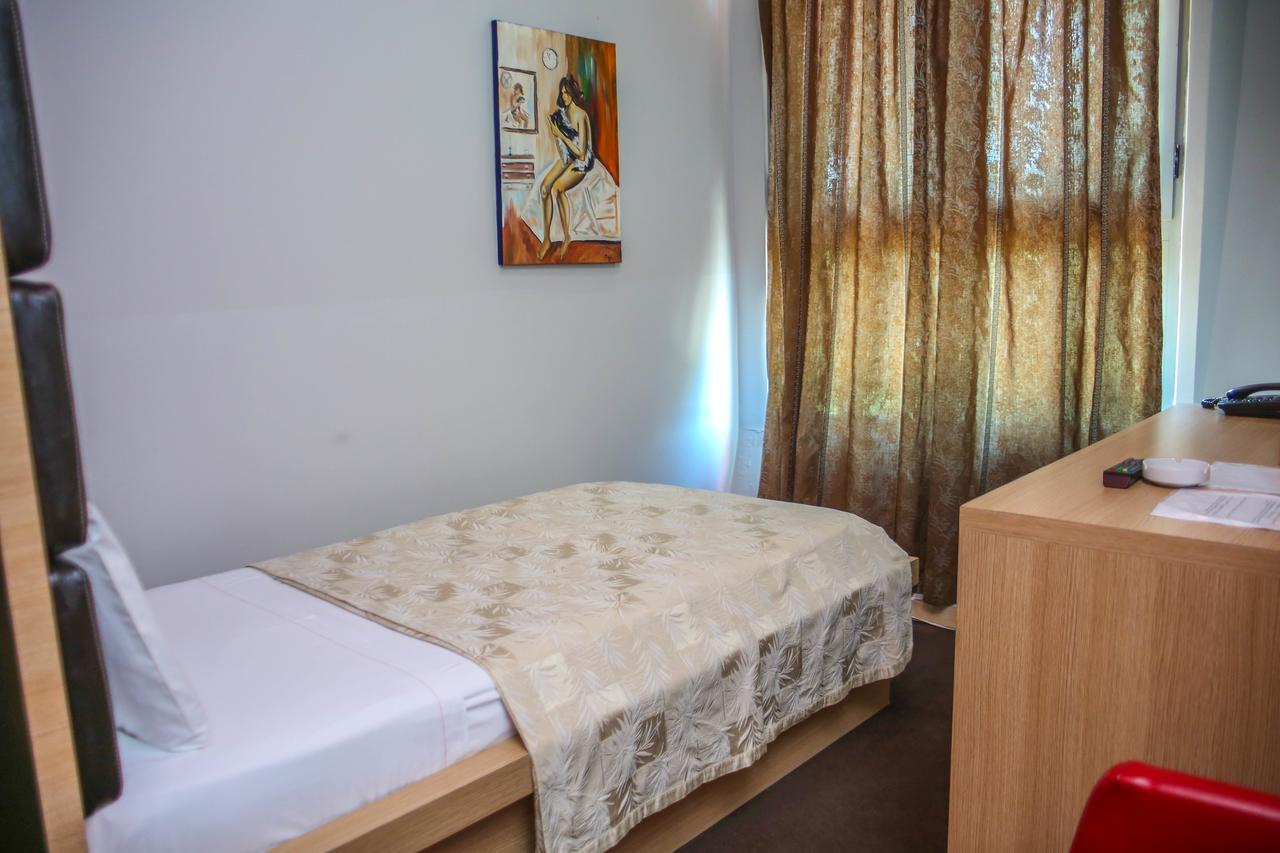 Hotel Vila Aeroport Rinas 外观 照片