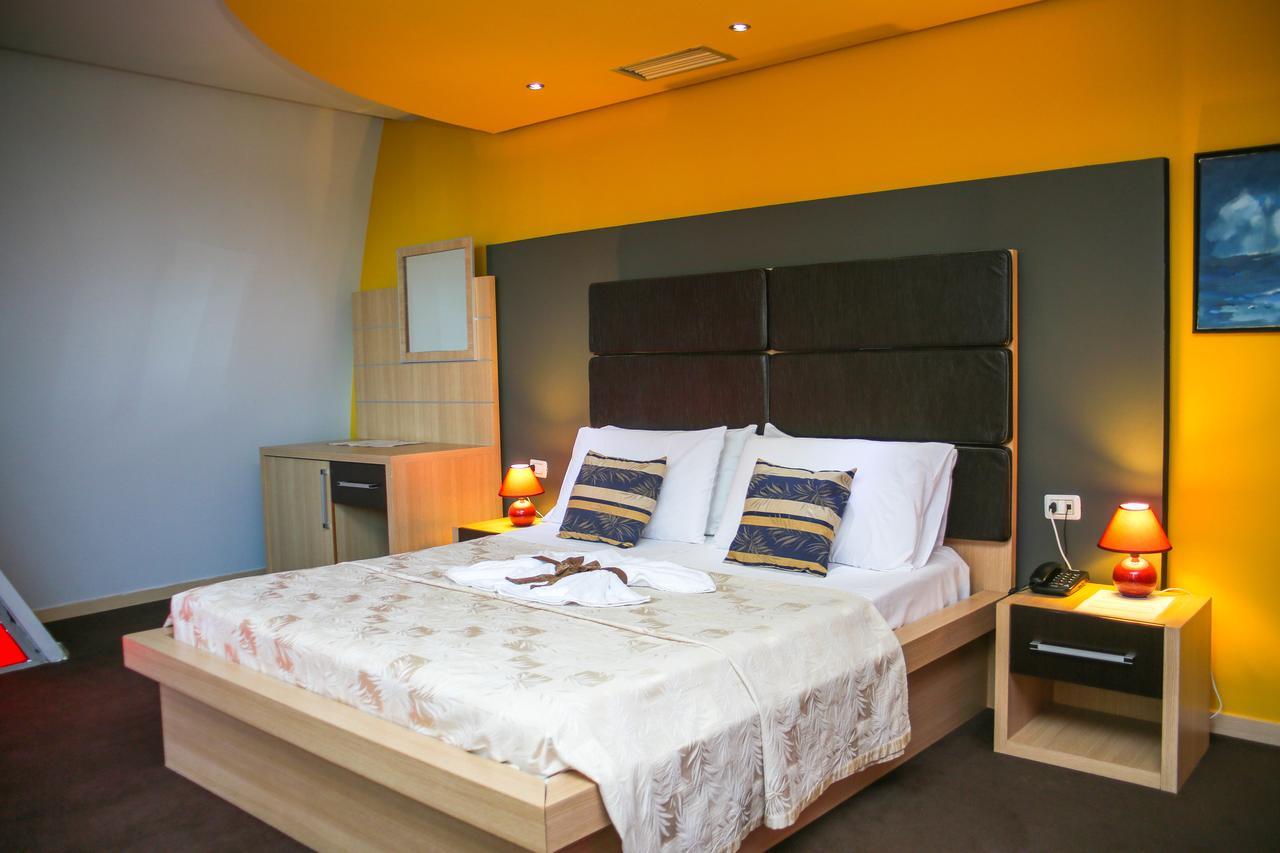 Hotel Vila Aeroport Rinas 外观 照片