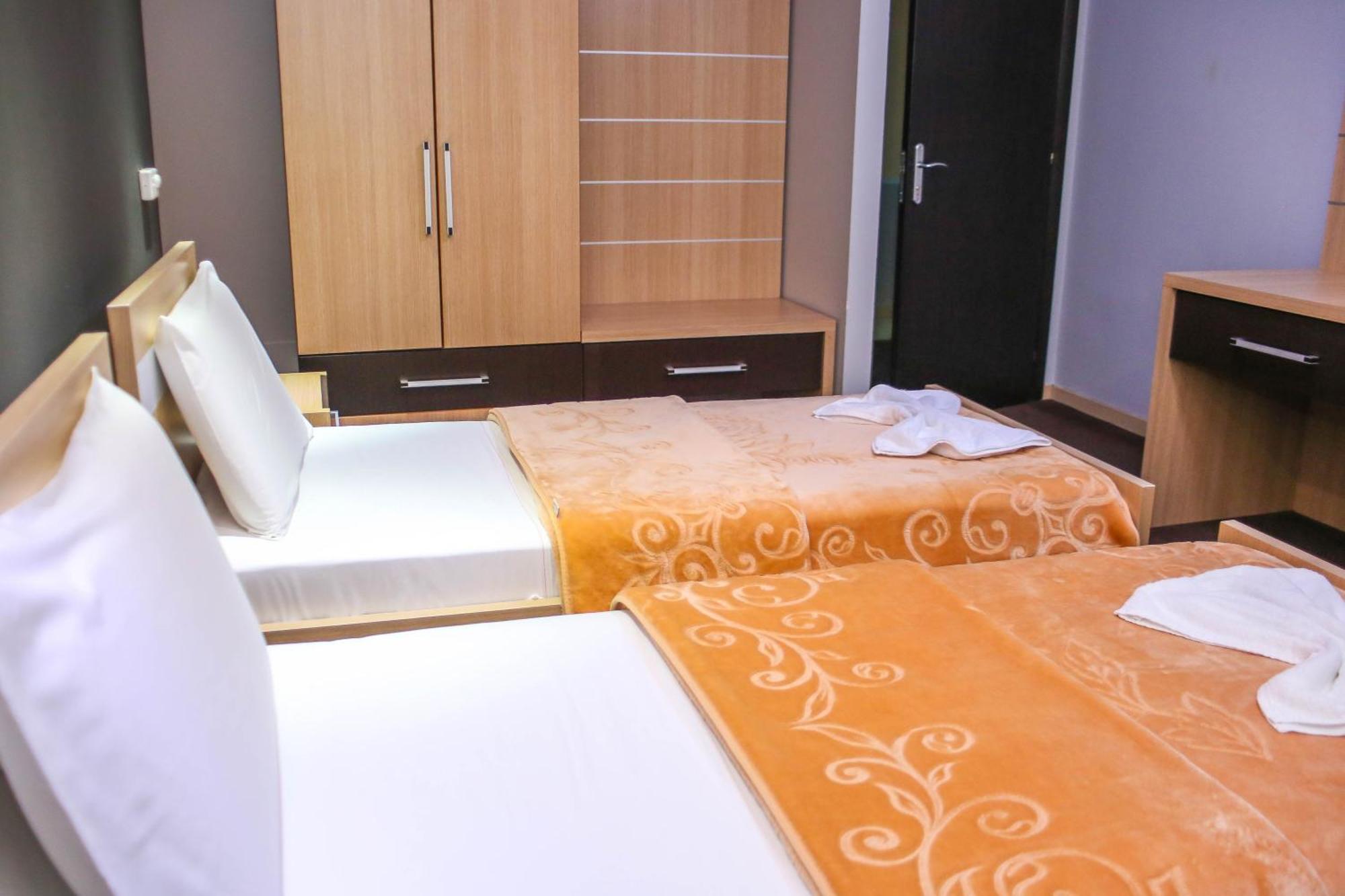 Hotel Vila Aeroport Rinas 外观 照片