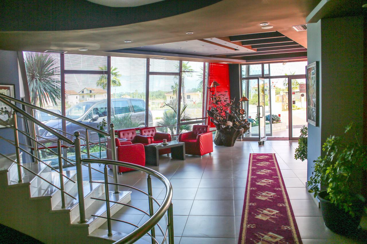 Hotel Vila Aeroport Rinas 外观 照片