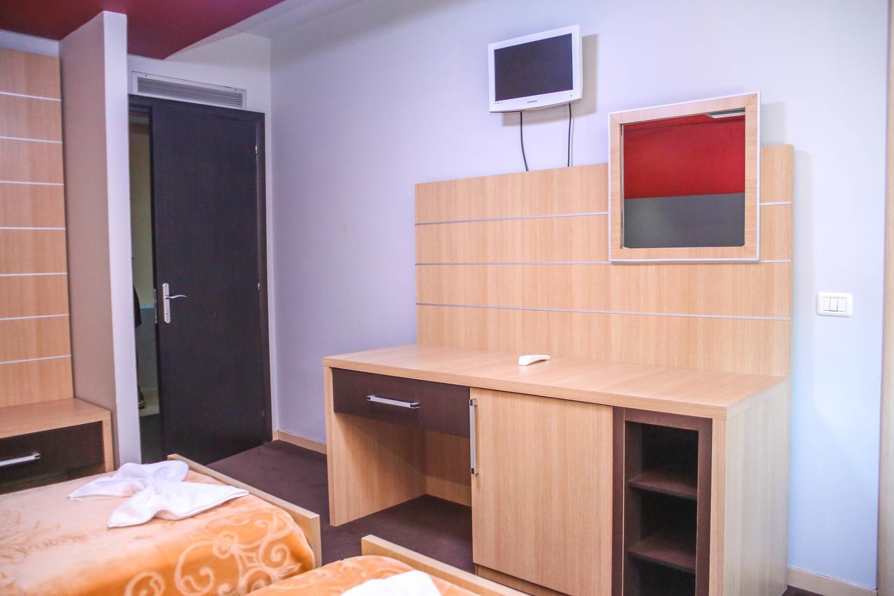 Hotel Vila Aeroport Rinas 外观 照片